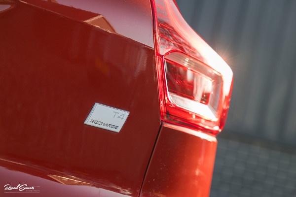 Volvo XC40 1.5 T4 Plug-in hybrid Plus Dark | Harman Kardon | Adaptieve cruise | Zwenkbare trekhaak | Blis | Memory |