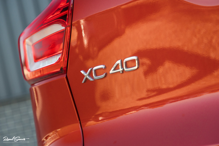 Volvo XC40 1.5 T4 Plug-in hybrid Plus Dark | Harman Kardon | Adaptieve cruise | Zwenkbare trekhaak | Blis | Memory |