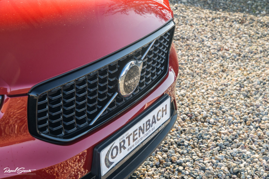 Volvo XC40 1.5 T4 Plug-in hybrid Plus Dark | Harman Kardon | Adaptieve cruise | Zwenkbare trekhaak | Blis | Memory |