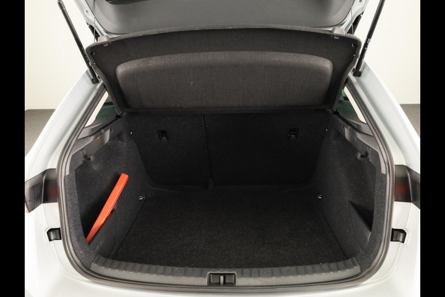 Škoda SCALA 1.0 TSI Ambition 110pk | Navigatie | Parkeercamera | 18 inch lichtmetalen velgen | Verlengde garantie