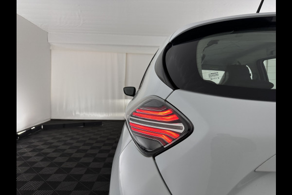 Renault ZOE R110 Life 52 kWh (Owned-Battery) [ 3-Fase-22kW ] {SOH-86%} Aut. *HEATPUMP | FULL-LED | LEATHER-FABRIC | DIGI-COCKPIT | CAMERA | NAVI-FULLMAP | DAB+ | KEYLESS | HEATED-COMFORTSEATS | LANE-ASSIST | 16''ALU*