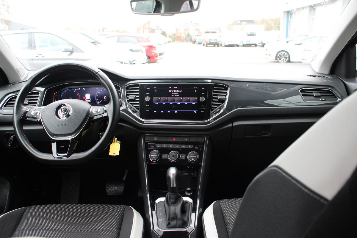 Volkswagen T-Roc 1.5 TSI Sport | Trekhaak | Stoelverwarming | Climate Control | Adaptive Cruise Control | Camera | Elektrische Klep | Navigatie |
