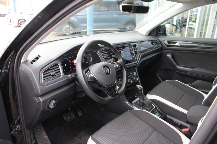 Volkswagen T-Roc 1.5 TSI Sport | Trekhaak | Stoelverwarming | Climate Control | Adaptive Cruise Control | Camera | Elektrische Klep | Navigatie |
