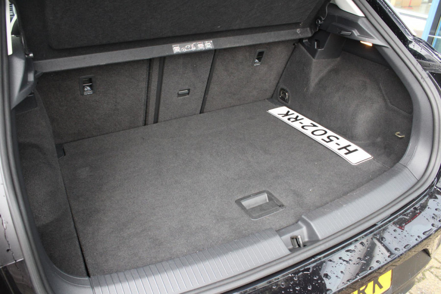 Volkswagen T-Roc 1.5 TSI Sport | Trekhaak | Stoelverwarming | Climate Control | Adaptive Cruise Control | Camera | Elektrische Klep | Navigatie |