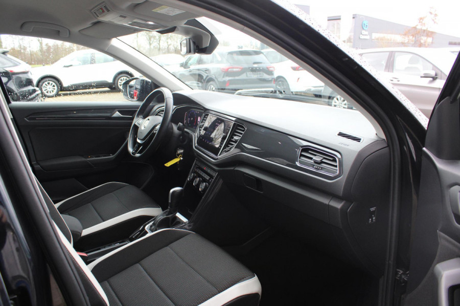Volkswagen T-Roc 1.5 TSI Sport | Trekhaak | Stoelverwarming | Climate Control | Adaptive Cruise Control | Camera | Elektrische Klep | Navigatie |