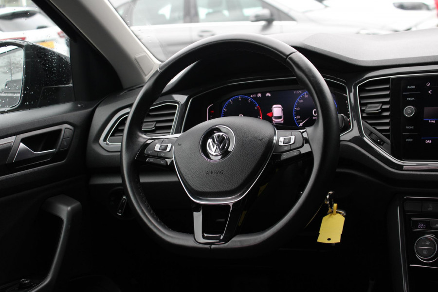 Volkswagen T-Roc 1.5 TSI Sport | Trekhaak | Stoelverwarming | Climate Control | Adaptive Cruise Control | Camera | Elektrische Klep | Navigatie |