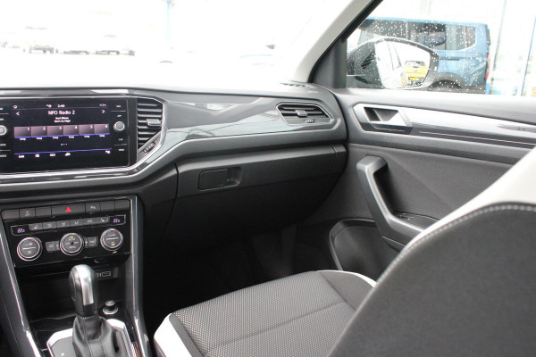 Volkswagen T-Roc 1.5 TSI Sport | Trekhaak | Stoelverwarming | Climate Control | Adaptive Cruise Control | Camera | Elektrische Klep | Navigatie |