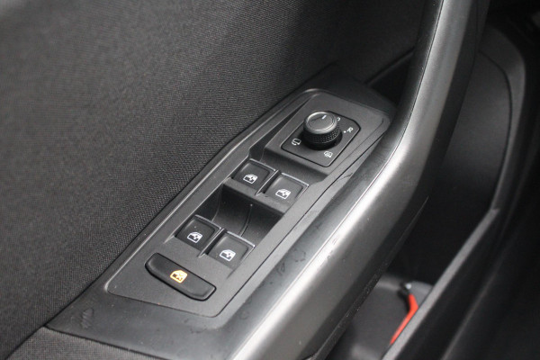 Volkswagen T-Roc 1.5 TSI Sport | Trekhaak | Stoelverwarming | Climate Control | Adaptive Cruise Control | Camera | Elektrische Klep | Navigatie |