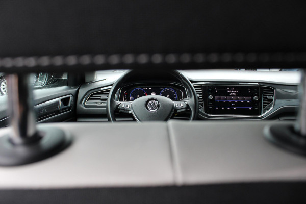 Volkswagen T-Roc 1.5 TSI Sport | Trekhaak | Stoelverwarming | Climate Control | Adaptive Cruise Control | Camera | Elektrische Klep | Navigatie |
