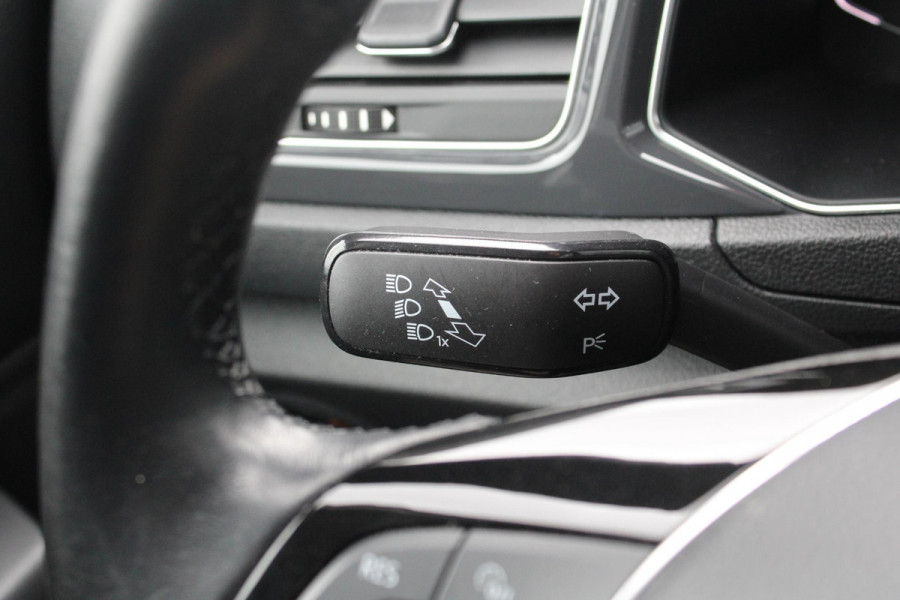 Volkswagen T-Roc 1.5 TSI Sport | Trekhaak | Stoelverwarming | Climate Control | Adaptive Cruise Control | Camera | Elektrische Klep | Navigatie |