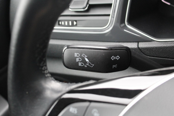 Volkswagen T-Roc 1.5 TSI Sport | Trekhaak | Stoelverwarming | Climate Control | Adaptive Cruise Control | Camera | Elektrische Klep | Navigatie |