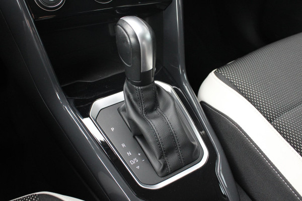 Volkswagen T-Roc 1.5 TSI Sport | Trekhaak | Stoelverwarming | Climate Control | Adaptive Cruise Control | Camera | Elektrische Klep | Navigatie |