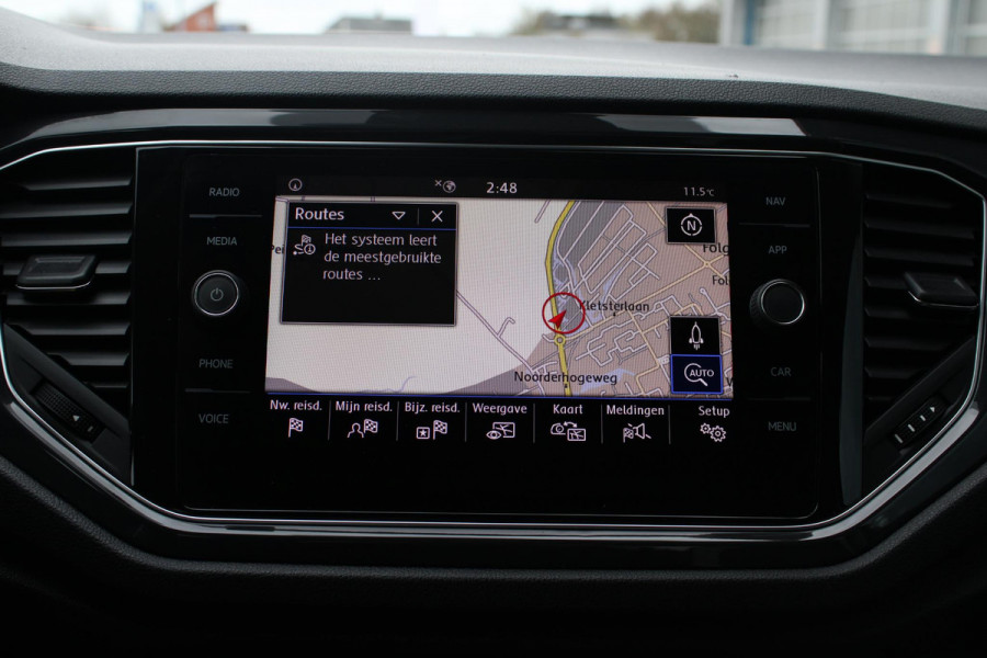 Volkswagen T-Roc 1.5 TSI Sport | Trekhaak | Stoelverwarming | Climate Control | Adaptive Cruise Control | Camera | Elektrische Klep | Navigatie |