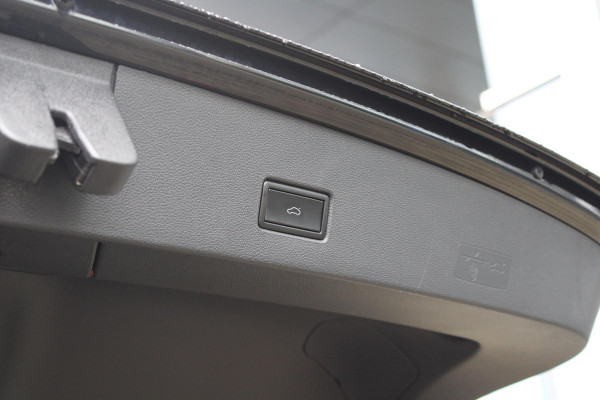 Volkswagen T-Roc 1.5 TSI Sport | Trekhaak | Stoelverwarming | Climate Control | Adaptive Cruise Control | Camera | Elektrische Klep | Navigatie |