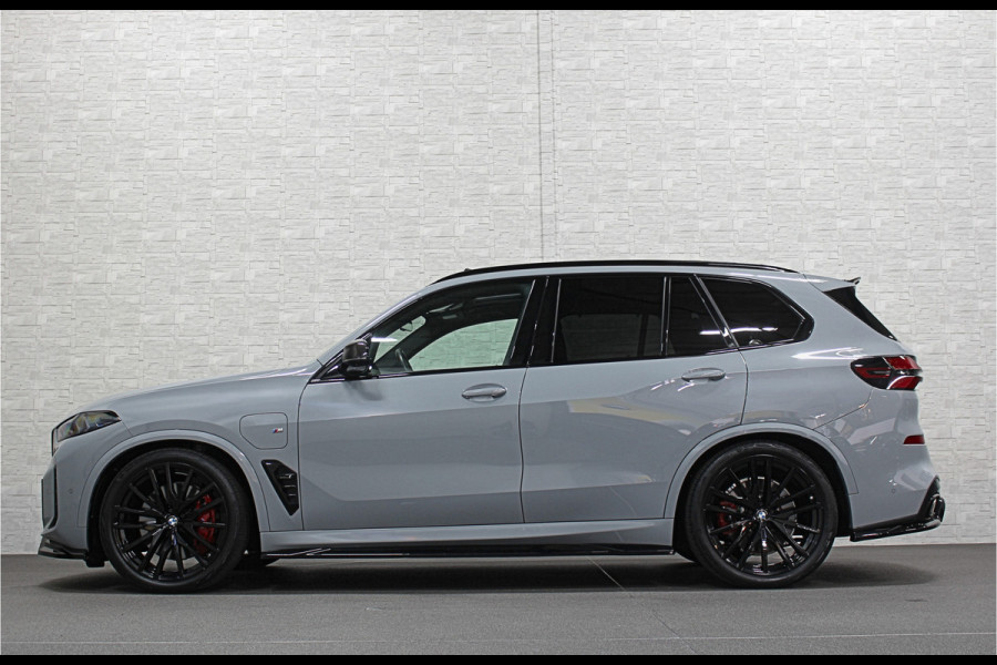 BMW X5 50e M-Sport Pro | M-Stoelen | Carbon | Achterasbesturing | ACC | Panorama | 360 Camera | Soft-Close | Head-Up | M-Gordels | Trekhaak | Harman-Kardon | 22 inch | Individual Leder | Stoelventilatie | Stoelverwarming V+A | Keyless-Entry | Memory | Stuurverwarming | Iconic-Glow | Rij-Assist Pro | Beker Koeling & Verwarming | Zonwering |