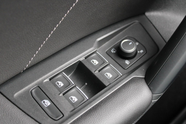 Volkswagen Tiguan 1.4 TSI eHybrid R-Line Business | Panoramadak | Adaptieve Cruise Control | 19 INCH Lichtmetalen Velgen | Camera