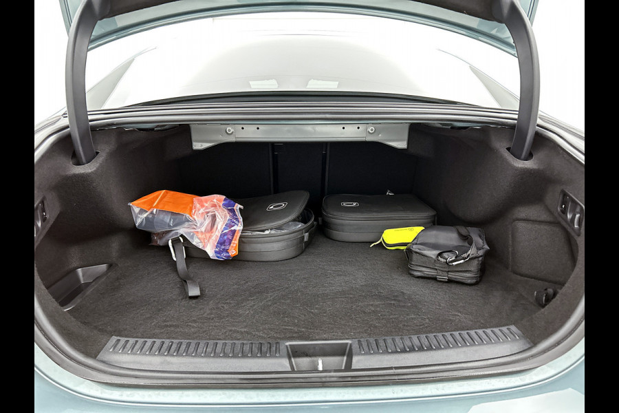Mercedes-Benz E-Klasse 300 e AMG Plug-In Hybride AMG Line | Night Pakket | Distronic | Dodehoekassistent | AC en DC Laden | Stuur en Stoelverwarming. MB-paasweekend