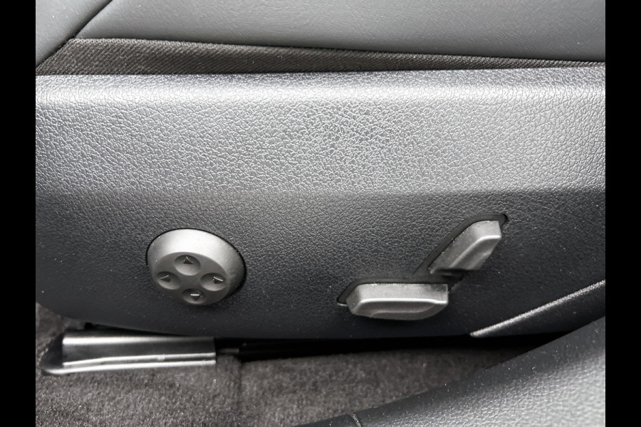 Mercedes-Benz E-Klasse 300 e AMG Plug-In Hybride AMG Line | Night Pakket | Distronic | Dodehoekassistent | AC en DC Laden | Stuur en Stoelverwarming. MB-paasweekend