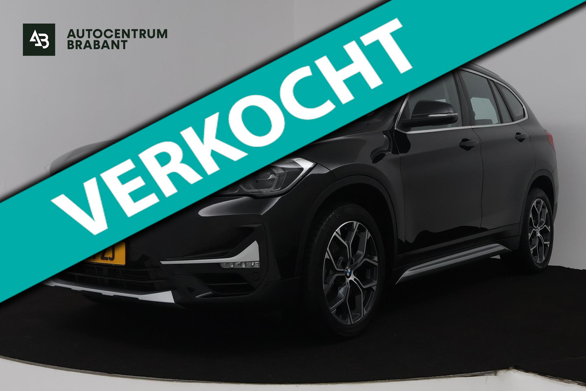 BMW X1 SDrive20i Business Edition Plus (TREKHAAK, STOELVERWARMING, CAMERA, SFEERVERLICHTING, DIGITALE COCKPIT)