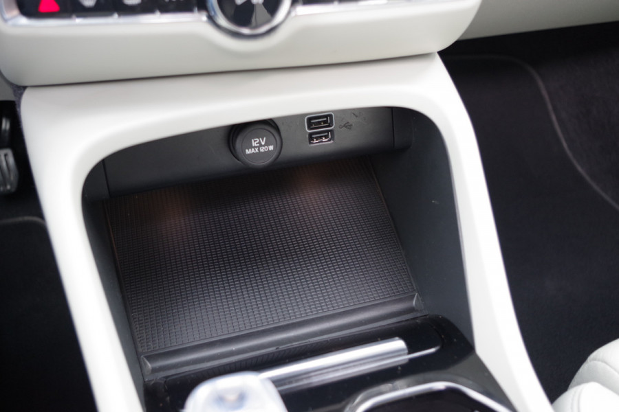 Volvo XC40 1.5 T4 211 PK Recharge Inscription, Leder, Panoramadak, Harman / Kardon, Adap. Cruise Control