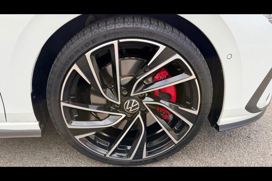 Volkswagen Golf 2.0 TSI GTI Panoramadak Leer Stoelverwarming/Verkoeling Camera Keyless entry