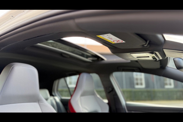 Volkswagen Golf 2.0 TSI GTI Panoramadak Leer Stoelverwarming/Verkoeling Camera Keyless entry