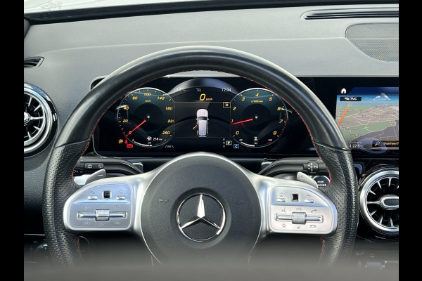 Mercedes-Benz Glb 200 AMG-Line | Pano | Trekhaak | Matrix LED | Memory | Sfeerverlichting
