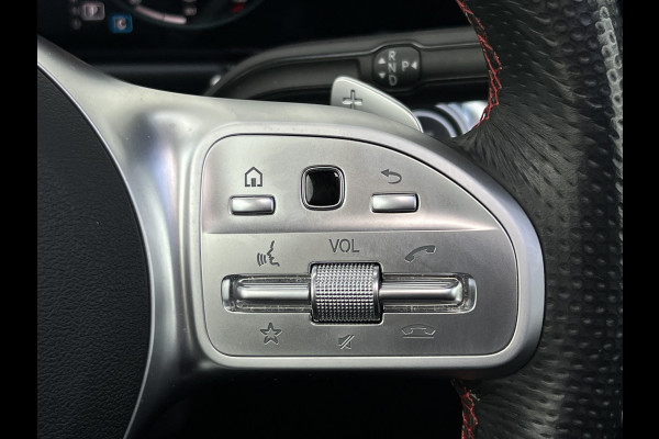 Mercedes-Benz Glb 200 AMG-Line | Pano | Trekhaak | Matrix LED | Memory | Sfeerverlichting