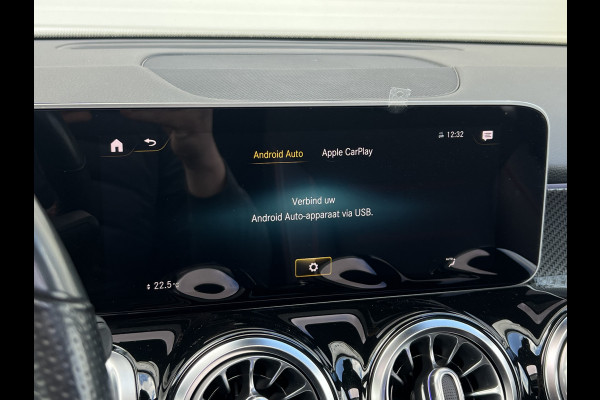 Mercedes-Benz Glb 200 AMG-Line | Pano | Trekhaak | Matrix LED | Memory | Sfeerverlichting