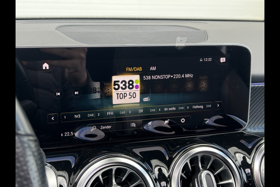 Mercedes-Benz Glb 200 AMG-Line | Pano | Trekhaak | Matrix LED | Memory | Sfeerverlichting