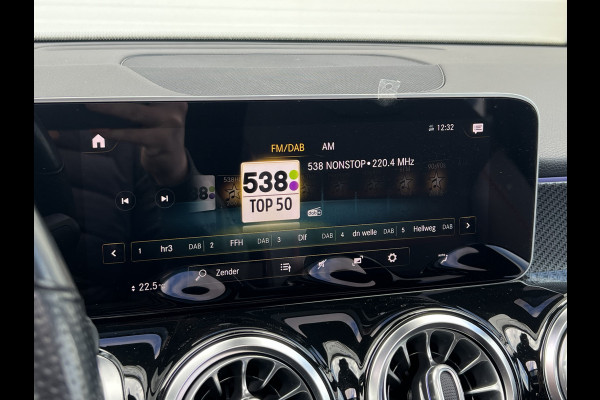 Mercedes-Benz Glb 200 AMG-Line | Pano | Trekhaak | Matrix LED | Memory | Sfeerverlichting