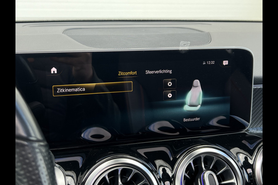 Mercedes-Benz Glb 200 AMG-Line | Pano | Trekhaak | Matrix LED | Memory | Sfeerverlichting