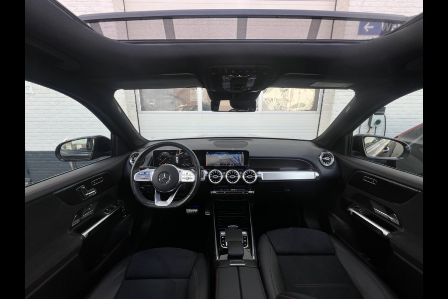 Mercedes-Benz Glb 200 AMG-Line | Pano | Trekhaak | Matrix LED | Memory | Sfeerverlichting