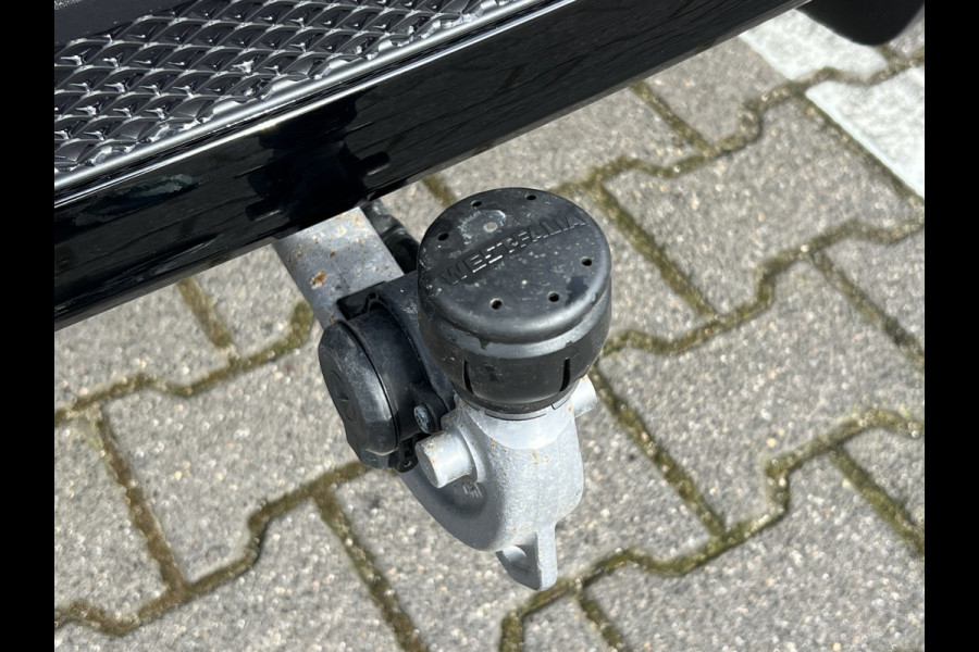 Mercedes-Benz Glb 200 AMG-Line | Pano | Trekhaak | Matrix LED | Memory | Sfeerverlichting