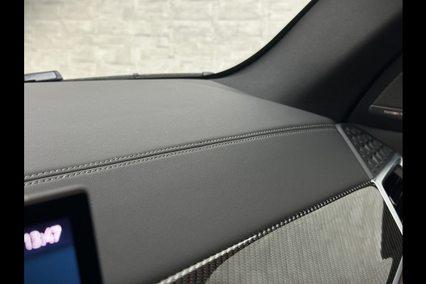 BMW X5 50e M-Sport Pro | M-Stoelen | Carbon | Achterasbesturing | ACC | Panorama | 360 Camera | Soft-Close | Head-Up | M-Gordels | Trekhaak | Harman-Kardon | 22 inch | Individual Leder | Stoelventilatie | Stoelverwarming V+A | Keyless-Entry | Memory | Stuurverwarming | Iconic-Glow | Rij-Assist Pro | Beker Koeling & Verwarming | Zonwering |