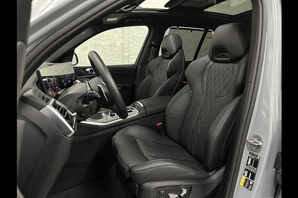 BMW X5 50e M-Sport Pro | M-Stoelen | Carbon | Achterasbesturing | ACC | Panorama | 360 Camera | Soft-Close | Head-Up | M-Gordels | Trekhaak | Harman-Kardon | 22 inch | Individual Leder | Stoelventilatie | Stoelverwarming V+A | Keyless-Entry | Memory | Stuurverwarming | Iconic-Glow | Rij-Assist Pro | Beker Koeling & Verwarming | Zonwering |