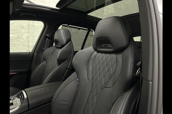BMW X5 50e M-Sport Pro | M-Stoelen | Carbon | Achterasbesturing | ACC | Panorama | 360 Camera | Soft-Close | Head-Up | M-Gordels | Trekhaak | Harman-Kardon | 22 inch | Individual Leder | Stoelventilatie | Stoelverwarming V+A | Keyless-Entry | Memory | Stuurverwarming | Iconic-Glow | Rij-Assist Pro | Beker Koeling & Verwarming | Zonwering |