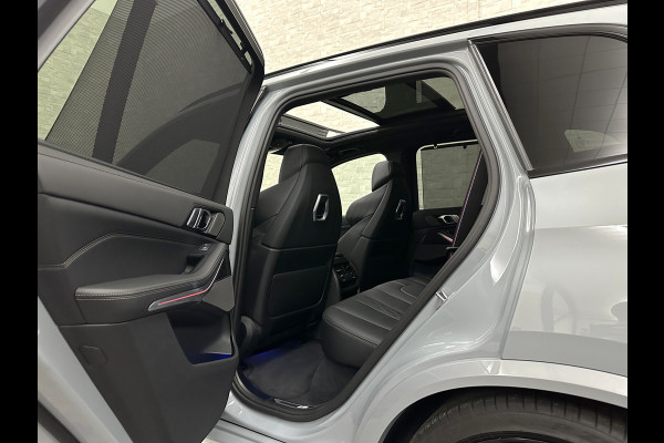 BMW X5 50e M-Sport Pro | M-Stoelen | Carbon | Achterasbesturing | ACC | Panorama | 360 Camera | Soft-Close | Head-Up | M-Gordels | Trekhaak | Harman-Kardon | 22 inch | Individual Leder | Stoelventilatie | Stoelverwarming V+A | Keyless-Entry | Memory | Stuurverwarming | Iconic-Glow | Rij-Assist Pro | Beker Koeling & Verwarming | Zonwering |