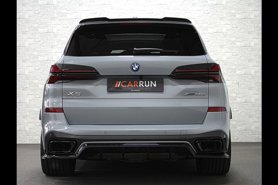 BMW X5 50e M-Sport Pro | M-Stoelen | Carbon | Achterasbesturing | ACC | Panorama | 360 Camera | Soft-Close | Head-Up | M-Gordels | Trekhaak | Harman-Kardon | 22 inch | Individual Leder | Stoelventilatie | Stoelverwarming V+A | Keyless-Entry | Memory | Stuurverwarming | Iconic-Glow | Rij-Assist Pro | Beker Koeling & Verwarming | Zonwering |