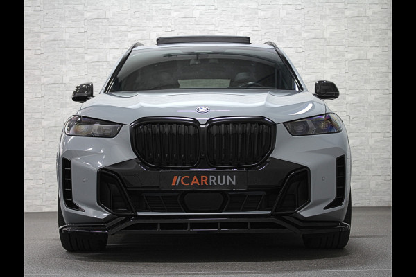 BMW X5 50e M-Sport Pro | M-Stoelen | Carbon | Achterasbesturing | ACC | Panorama | 360 Camera | Soft-Close | Head-Up | M-Gordels | Trekhaak | Harman-Kardon | 22 inch | Individual Leder | Stoelventilatie | Stoelverwarming V+A | Keyless-Entry | Memory | Stuurverwarming | Iconic-Glow | Rij-Assist Pro | Beker Koeling & Verwarming | Zonwering |