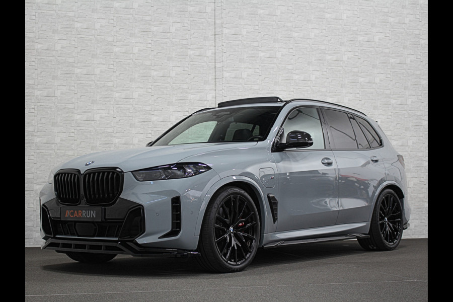 BMW X5 50e M-Sport Pro | M-Stoelen | Carbon | Achterasbesturing | ACC | Panorama | 360 Camera | Soft-Close | Head-Up | M-Gordels | Trekhaak | Harman-Kardon | 22 inch | Individual Leder | Stoelventilatie | Stoelverwarming V+A | Keyless-Entry | Memory | Stuurverwarming | Iconic-Glow | Rij-Assist Pro | Beker Koeling & Verwarming | Zonwering |