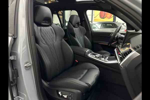 BMW X5 50e M-Sport Pro | M-Stoelen | Carbon | Achterasbesturing | ACC | Panorama | 360 Camera | Soft-Close | Head-Up | M-Gordels | Trekhaak | Harman-Kardon | 22 inch | Individual Leder | Stoelventilatie | Stoelverwarming V+A | Keyless-Entry | Memory | Stuurverwarming | Iconic-Glow | Rij-Assist Pro | Beker Koeling & Verwarming | Zonwering |