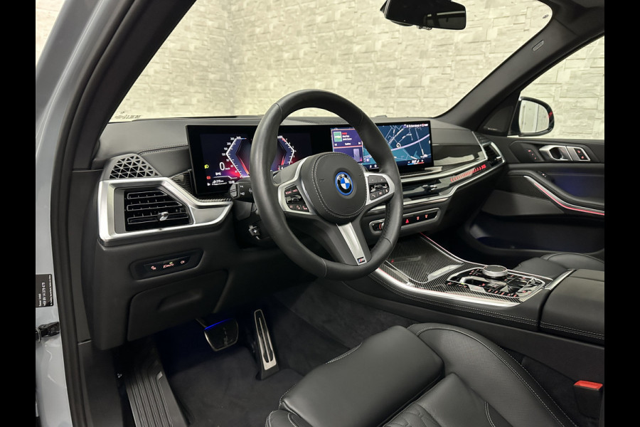 BMW X5 50e M-Sport Pro | M-Stoelen | Carbon | Achterasbesturing | ACC | Panorama | 360 Camera | Soft-Close | Head-Up | M-Gordels | Trekhaak | Harman-Kardon | 22 inch | Individual Leder | Stoelventilatie | Stoelverwarming V+A | Keyless-Entry | Memory | Stuurverwarming | Iconic-Glow | Rij-Assist Pro | Beker Koeling & Verwarming | Zonwering |