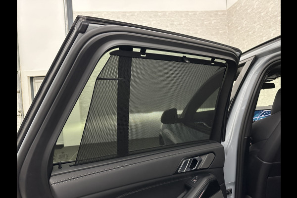 BMW X5 50e M-Sport Pro | M-Stoelen | Carbon | Achterasbesturing | ACC | Panorama | 360 Camera | Soft-Close | Head-Up | M-Gordels | Trekhaak | Harman-Kardon | 22 inch | Individual Leder | Stoelventilatie | Stoelverwarming V+A | Keyless-Entry | Memory | Stuurverwarming | Iconic-Glow | Rij-Assist Pro | Beker Koeling & Verwarming | Zonwering |