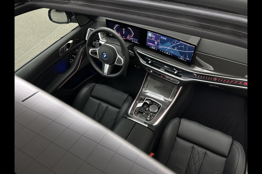 BMW X5 50e M-Sport Pro | M-Stoelen | Carbon | Achterasbesturing | ACC | Panorama | 360 Camera | Soft-Close | Head-Up | M-Gordels | Trekhaak | Harman-Kardon | 22 inch | Individual Leder | Stoelventilatie | Stoelverwarming V+A | Keyless-Entry | Memory | Stuurverwarming | Iconic-Glow | Rij-Assist Pro | Beker Koeling & Verwarming | Zonwering |