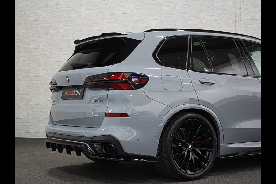 BMW X5 50e M-Sport Pro | M-Stoelen | Carbon | Achterasbesturing | ACC | Panorama | 360 Camera | Soft-Close | Head-Up | M-Gordels | Trekhaak | Harman-Kardon | 22 inch | Individual Leder | Stoelventilatie | Stoelverwarming V+A | Keyless-Entry | Memory | Stuurverwarming | Iconic-Glow | Rij-Assist Pro | Beker Koeling & Verwarming | Zonwering |
