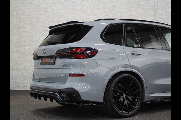 BMW X5 50e M-Sport Pro | M-Stoelen | Carbon | Achterasbesturing | ACC | Panorama | 360 Camera | Soft-Close | Head-Up | M-Gordels | Trekhaak | Harman-Kardon | 22 inch | Individual Leder | Stoelventilatie | Stoelverwarming V+A | Keyless-Entry | Memory | Stuurverwarming | Iconic-Glow | Rij-Assist Pro | Beker Koeling & Verwarming | Zonwering |