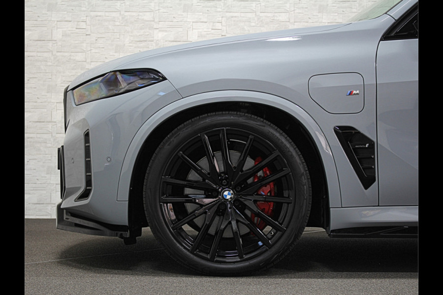 BMW X5 50e M-Sport Pro | M-Stoelen | Carbon | Achterasbesturing | ACC | Panorama | 360 Camera | Soft-Close | Head-Up | M-Gordels | Trekhaak | Harman-Kardon | 22 inch | Individual Leder | Stoelventilatie | Stoelverwarming V+A | Keyless-Entry | Memory | Stuurverwarming | Iconic-Glow | Rij-Assist Pro | Beker Koeling & Verwarming | Zonwering |