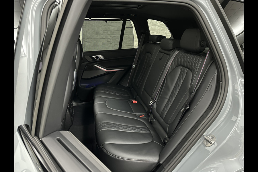 BMW X5 50e M-Sport Pro | M-Stoelen | Carbon | Achterasbesturing | ACC | Panorama | 360 Camera | Soft-Close | Head-Up | M-Gordels | Trekhaak | Harman-Kardon | 22 inch | Individual Leder | Stoelventilatie | Stoelverwarming V+A | Keyless-Entry | Memory | Stuurverwarming | Iconic-Glow | Rij-Assist Pro | Beker Koeling & Verwarming | Zonwering |