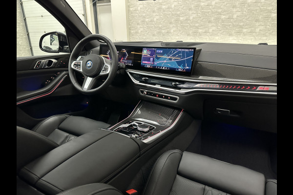 BMW X5 50e M-Sport Pro | M-Stoelen | Carbon | Achterasbesturing | ACC | Panorama | 360 Camera | Soft-Close | Head-Up | M-Gordels | Trekhaak | Harman-Kardon | 22 inch | Individual Leder | Stoelventilatie | Stoelverwarming V+A | Keyless-Entry | Memory | Stuurverwarming | Iconic-Glow | Rij-Assist Pro | Beker Koeling & Verwarming | Zonwering |